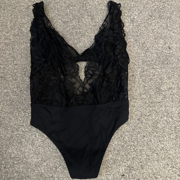 Elegant Black Lace Bodysuit - Picture 1 of 2